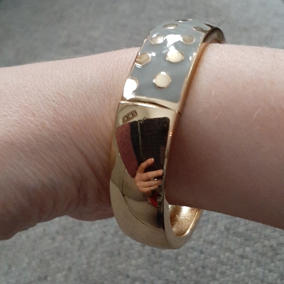 New Women's Grey & Gold Polka Dot Fashion Bracelet - Picture 3 of 12